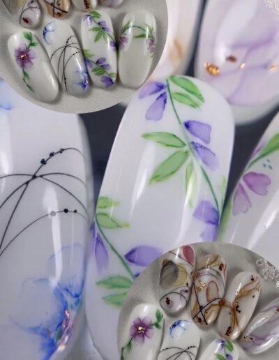 Modèles de Nail Art floral et graphique réalisés à la peinture aquarelle, issus de la formation de la Sylvia Da Cruz Academy.