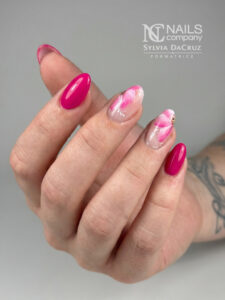 Pose d'ongles rose fuchsia vibrant avec nail art floral effet aquarelle par Sylvia Da Cruz à Sancé.