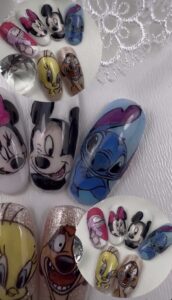 Capsules de Nail Art dessins animés issues de la formation Speedy Stickers (en présentiel et en ligne) de la Sylvia Da Cruz Academy.