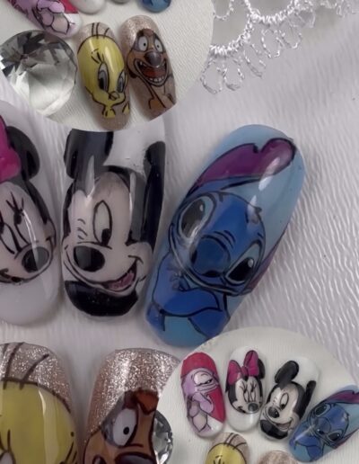 Capsules de Nail Art dessins animés issues de la formation Speedy Stickers (en présentiel et en ligne) de la Sylvia Da Cruz Academy.
