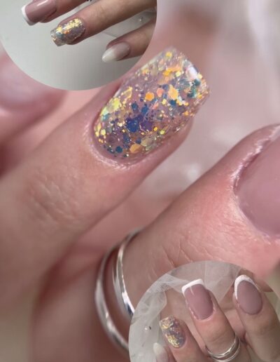 Pose de faux ongles avec French manucure et incrustation de paillettes holographiques, réalisée par une élève en formation à la Sylvia Da Cruz Academy.