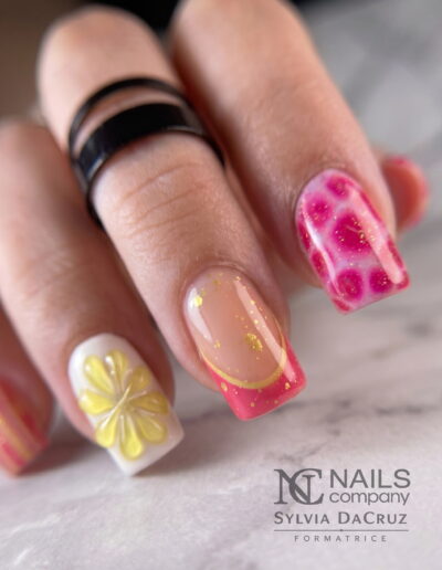Mix and match nail art rose fuchsia et jaune avec motif vagues et citron 3D en relief par Sylvia Da Cruz à Sancé.