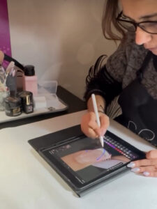 Démonstration technique de stylisme ongulaire sur tablette numérique par la formatrice Sylvia Da Cruz à Sancé.