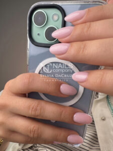 Manucure nude rose pâle avec pose de vernis réalisée par Sylvia Da Cruz, formatrice Nails Company à Sancé.