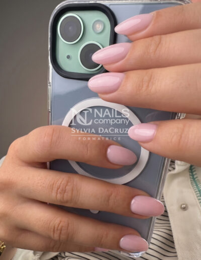 Manucure nude rose pâle avec pose de vernis réalisée par Sylvia Da Cruz, formatrice Nails Company à Sancé.