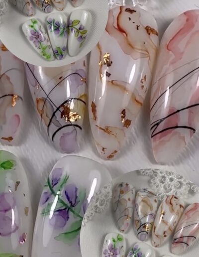 Capsules de Nail Art effet marbré et motifs floraux issus de la formation Aquarelle de la Sylvia Da Cruz Academy.