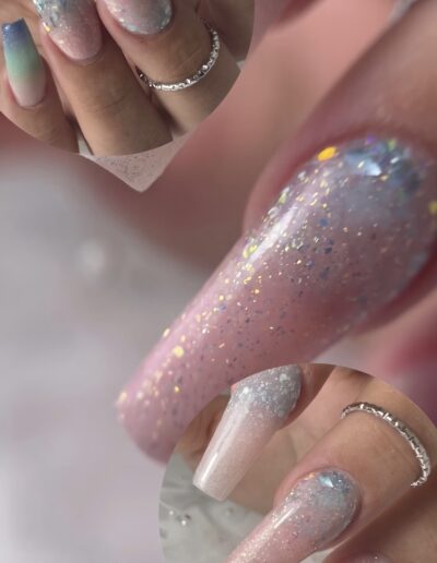 Extension d'ongles forme ballerine avec Babyboomer pailleté et dégradé de couleurs, réalisée par une élève de la Sylvia Da Cruz Academy.